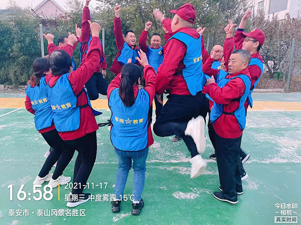 三零食品2021年，第十八屆年會(huì )登泰山勵志團建活動(dòng)