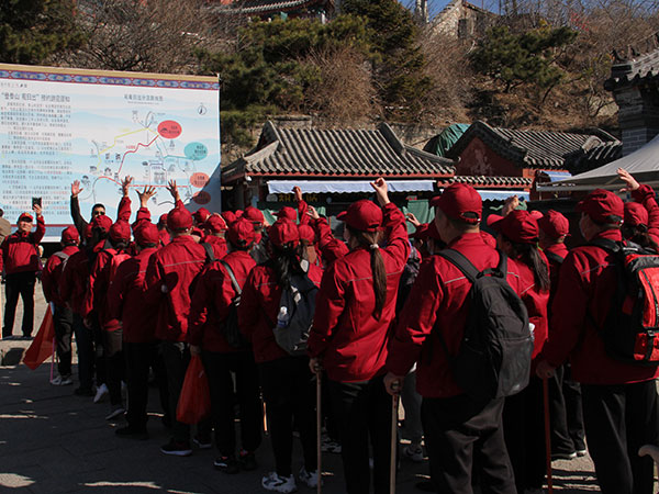 三零食品2021年，第十八屆年會(huì )登泰山勵志團建活動(dòng)